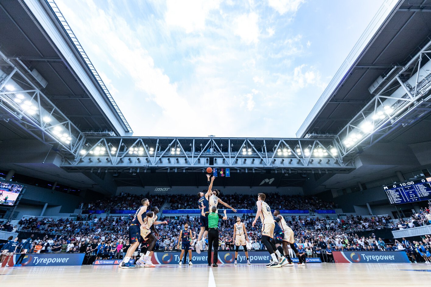 На открытой арене Australian Open провели матч баскетбольной лиги NBL