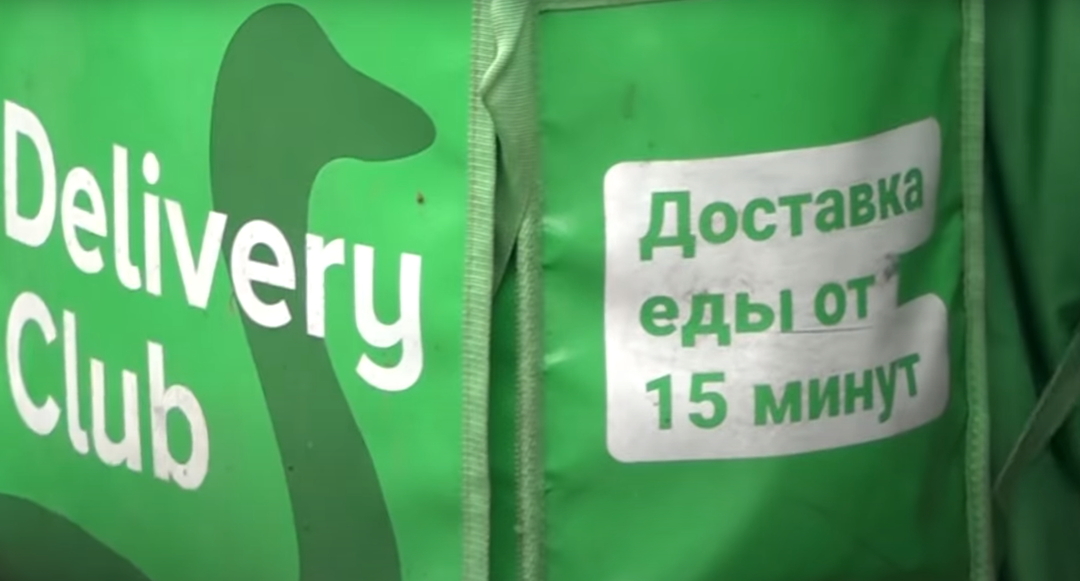 Курьеры Delivery Club грозят забастовкой. Им выписали штрафы из-за «тестового расширения зон доставки»