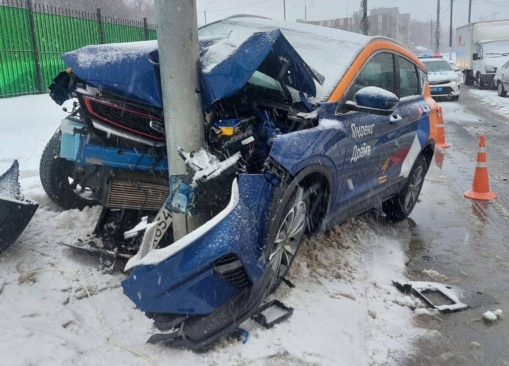 В Москве подросток взял каршеринг и на скорости врезался в столб