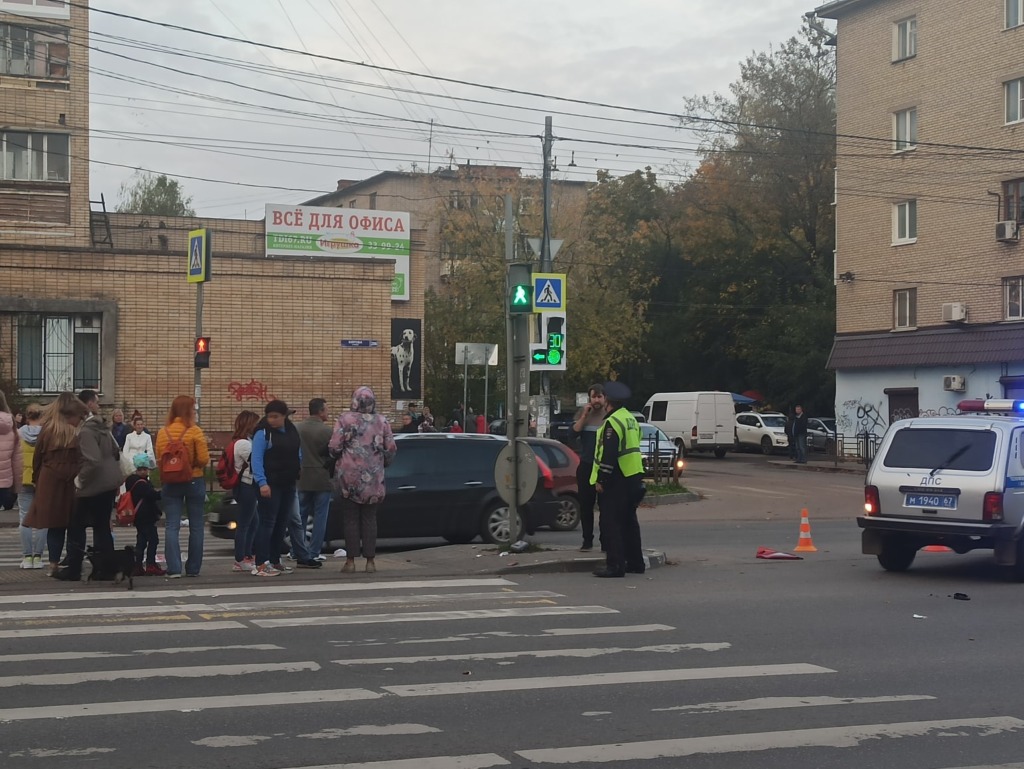 В Смоленске мотоциклист сбил девушку