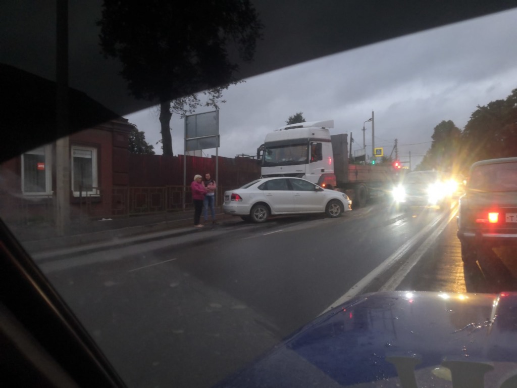 ДТП с фурой в Смоленске парализовало движение транспорта