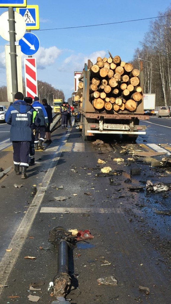 Водитель лесовоза пострадал в жесткой аварии в Смоленской области