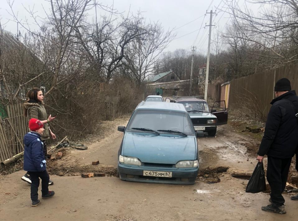 В Смоленске провалился ВАЗ и спровоцировал пробку