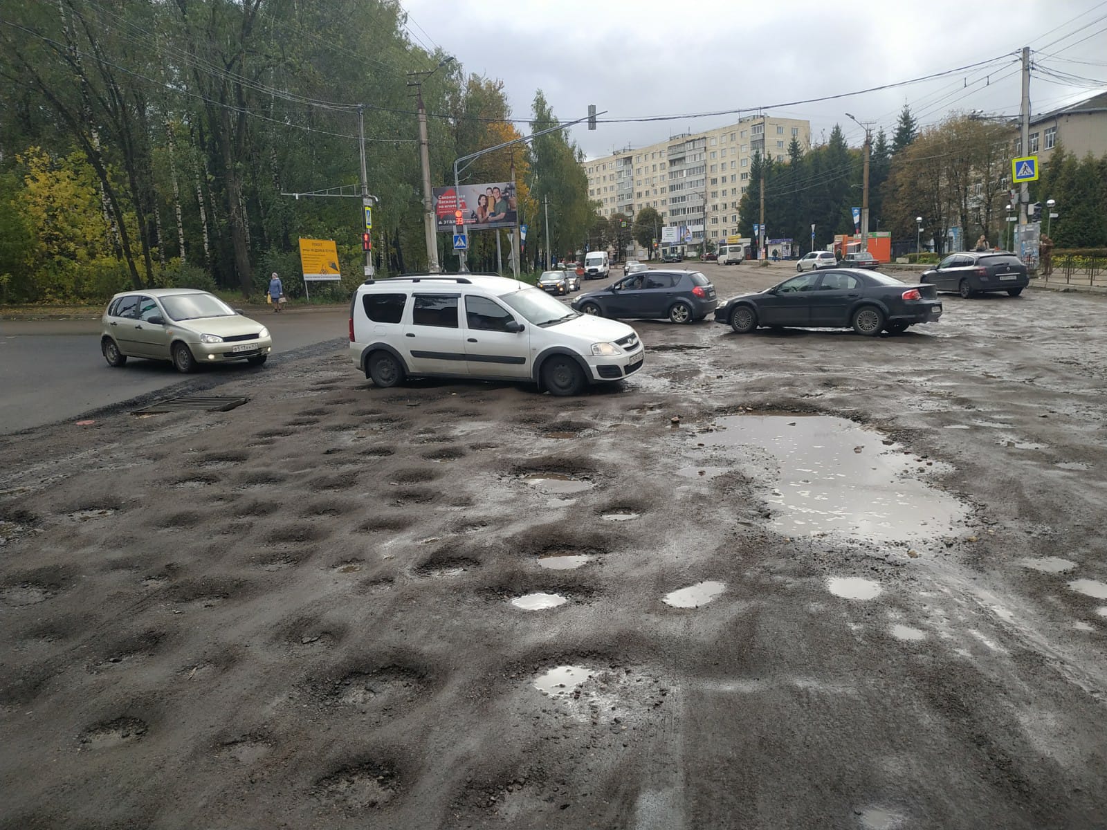 Дорога превратилась в «стиральную доску» и уже убита. Что происходит на улице Нормандия-Неман в Смоленске