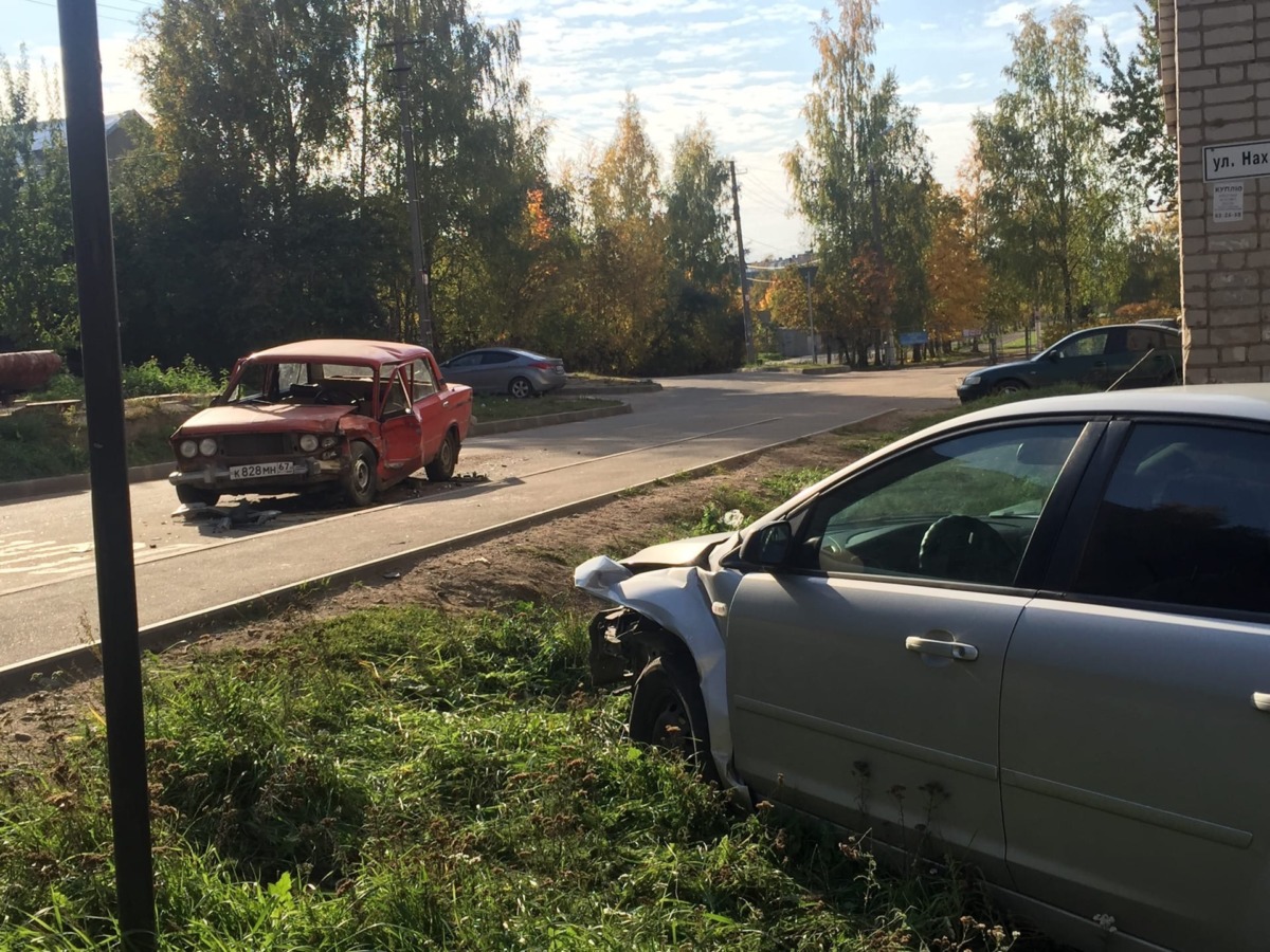 В Смоленске произошло жёсткое ДТП на улице Нахимова