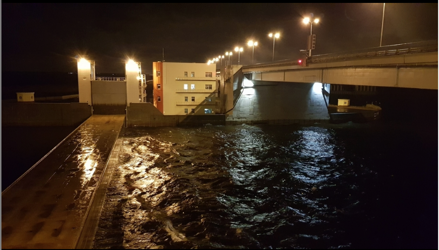 Из-за угрозы повышения воды в Неве в Петербурге закрыли дамбу