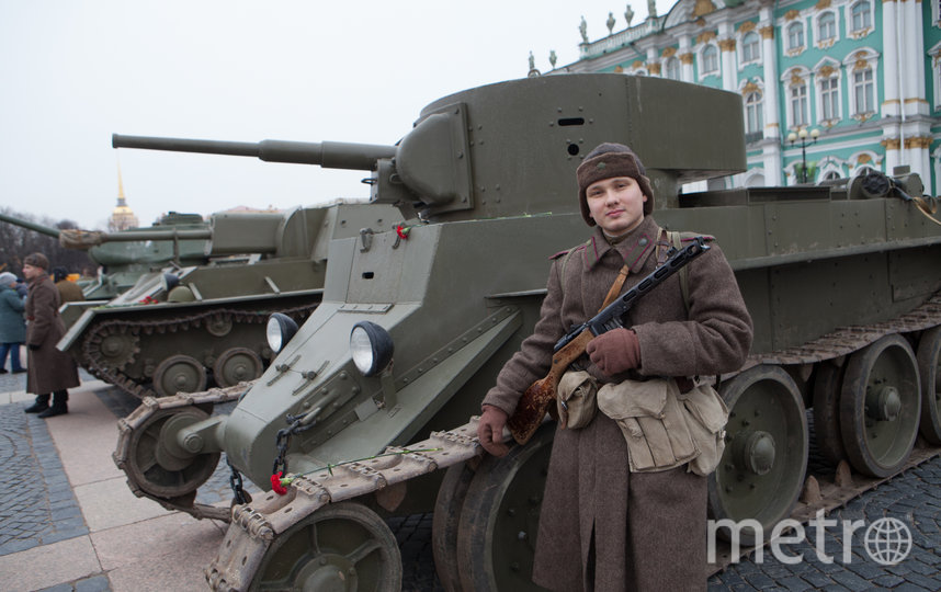 Технику военных лет показали на Дворцовой площади