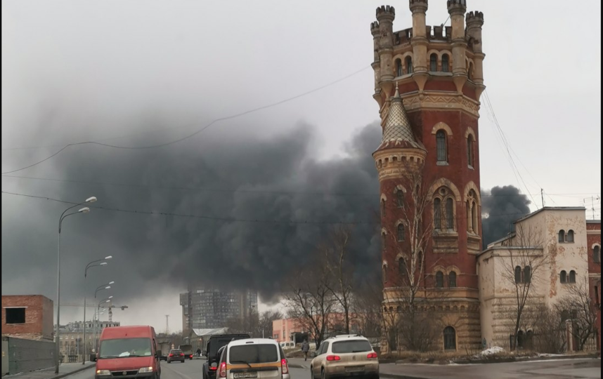 Цех по переработке резины горит в Петербурге: фото