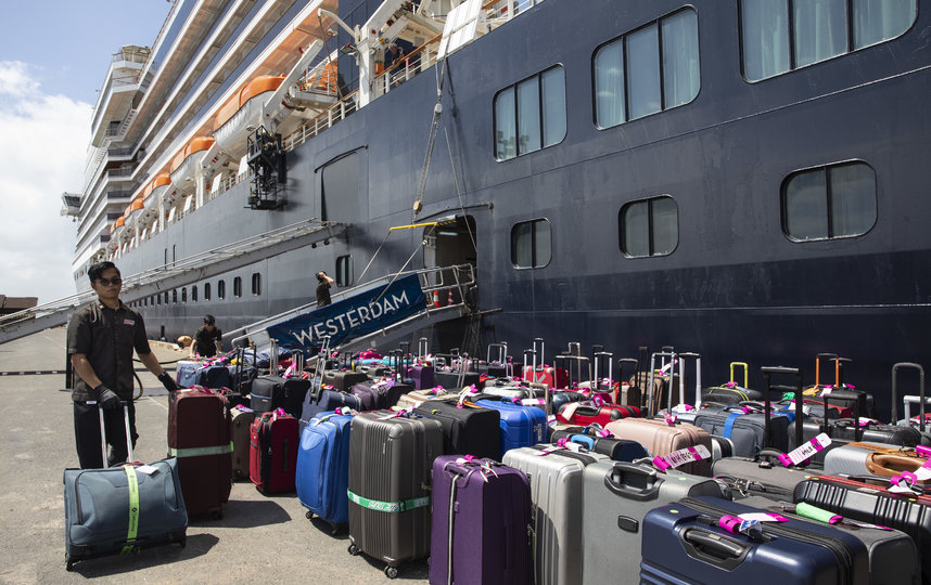 Российские туристы покинули лайнер Westerdam, заблокированный из-за коронавируса