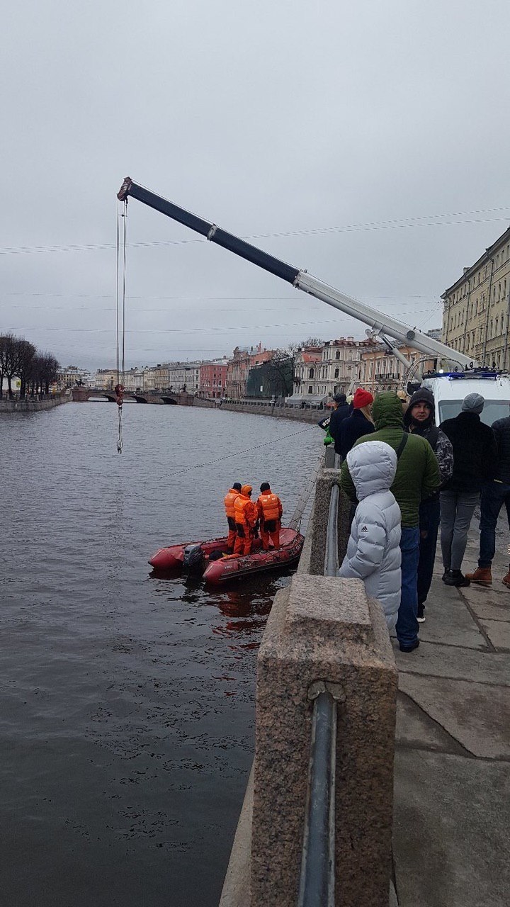 Автомобиль упал в Фонтанку: за рулём была женщина