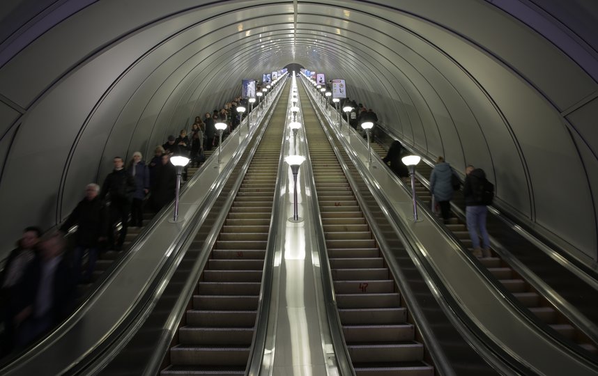 Почему в метро постоянно напоминают, что сидеть на ступенях эскалатора нельзя