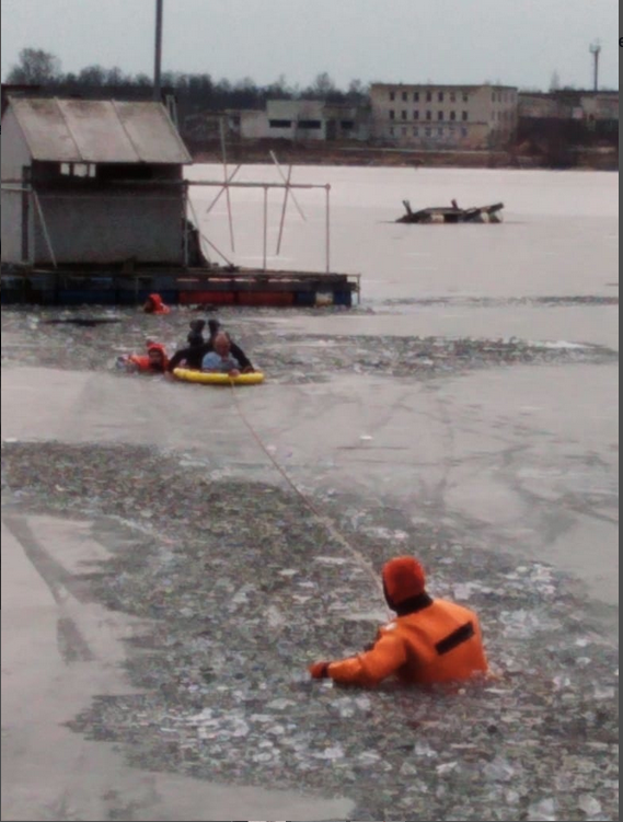 Появились подробности и фото спасения ребёнка, провалившегося под лёд в Приозерске