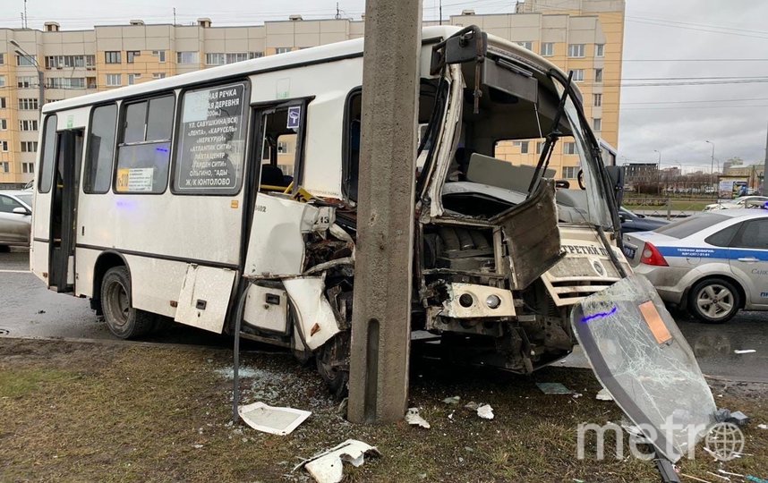 В Петербурге маршрутка врезалась в столб: есть пострадавшие