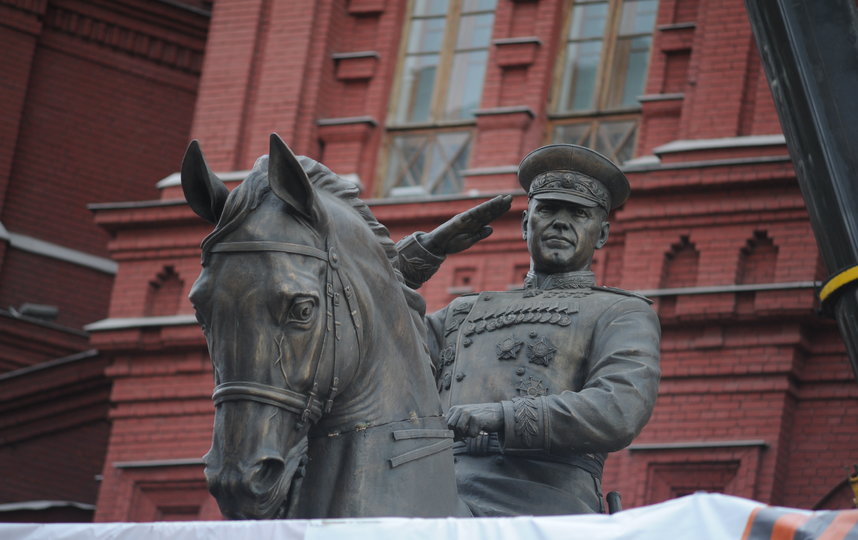 Новый памятник Жукову на Манежной площади в Москве демонтировали