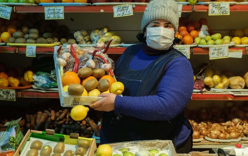 Продавцы в Петербурге вышли на передовую: как берегут себя от вируса в магазинах