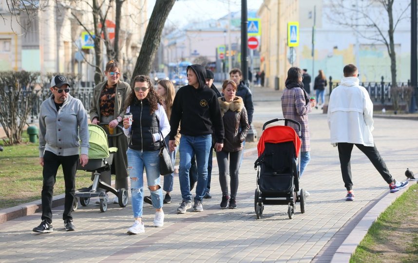 Как москвичи соблюдают режим изоляции: репортаж с улиц города