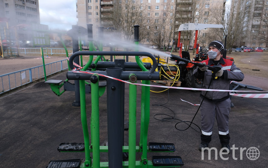 В Петербурге проводят санитарную обработку детских и спортивных площадок: фото