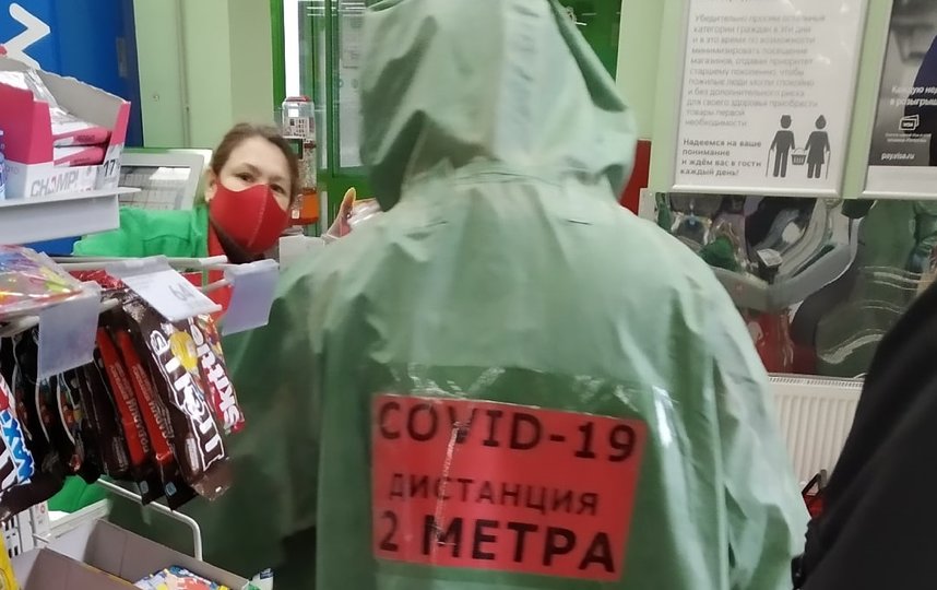 Покупатель в противогазе напомнил петербуржцам о дистанции в магазине: фото