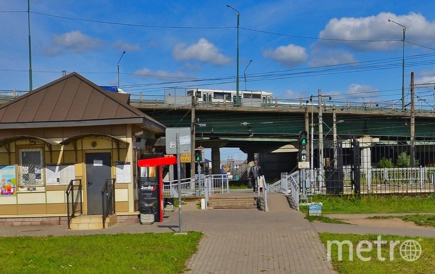 Мужчина попал под электричку в Шушарах в Петербурге: пешеход был в наушниках