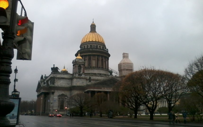 Пасмурно и холодно: погода помогла Петербургу повысить уровень самоизоляции