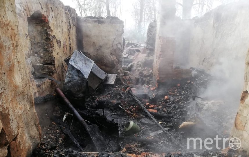 На месте сгоревшего частного дома в Ленобласти обнаружены останки трёх тел