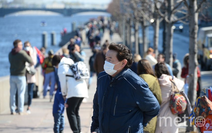 Петербуржцы вышли на улицу 9 мая: на набережных в День Победы было многолюдно