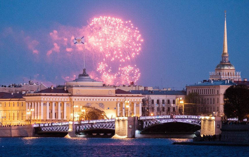 Салют 9 мая в Петербурге собрал людей на набережных: фото