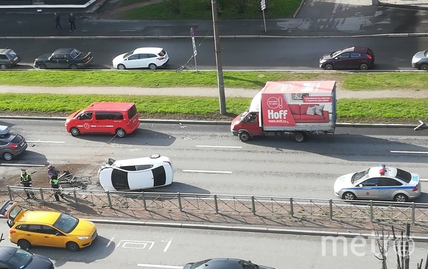 В Петербурге легковой автомобиль пробил ограждение и перевернулся: видео