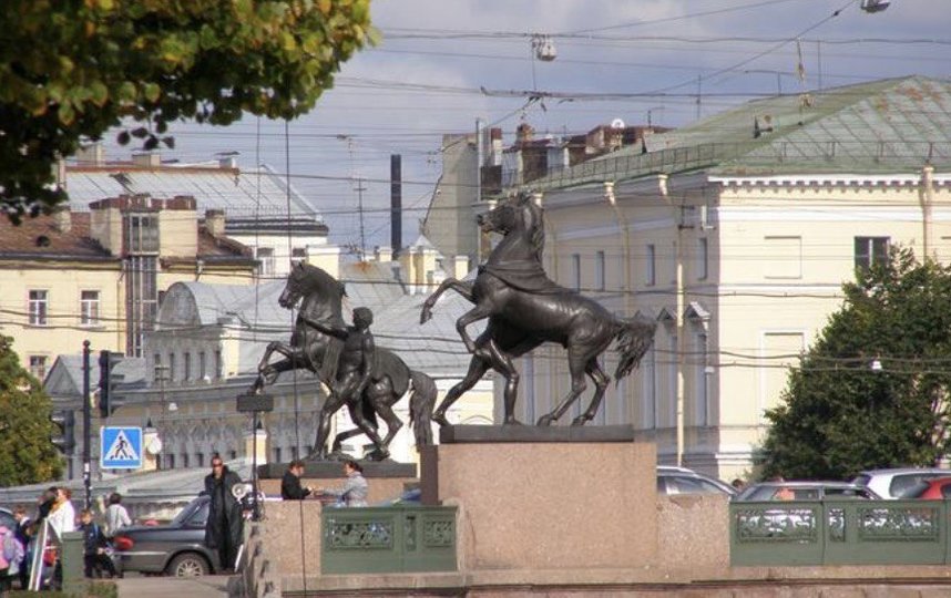 На Аничковом мосту повредили одного из коней