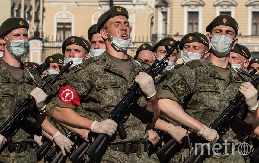 Уникальные фото: на репетицию Парада Победы в Петербурге военные вышли в масках и перчатках