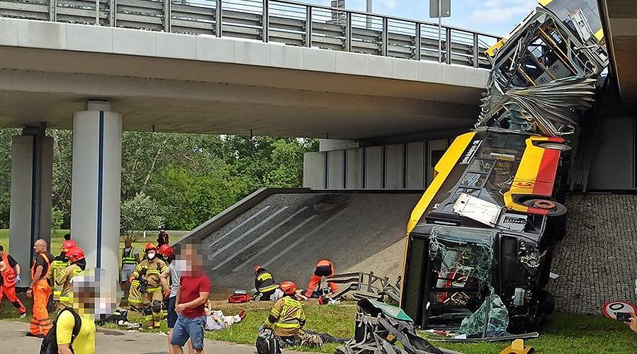 В Варшаве два человека погибли при падении автобуса с виадука: фото