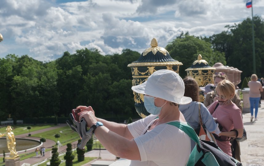 Сезон фонтанов 'Петергофа' открыт для тех, кто в масках: первые фото после карантина