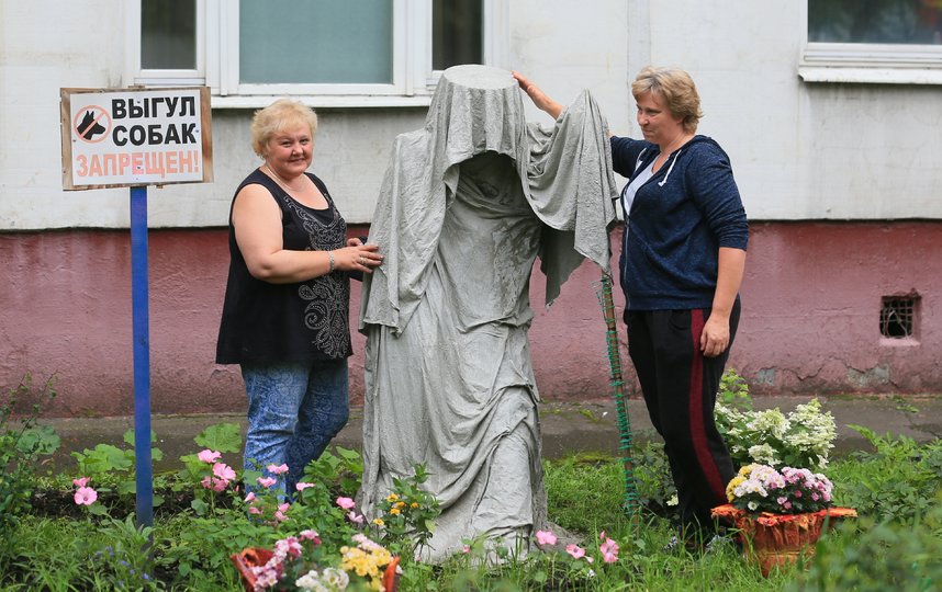 Статуя из тряпок и цемента по имени Ляля вызывает ужас и восторг жителей столичного дома