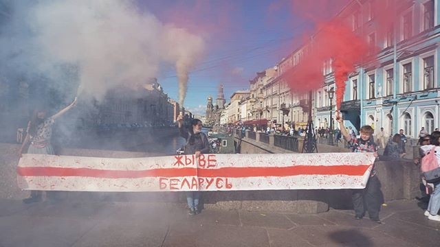 На Казанском мосту в Петербурге растянули баннер 'Жыве Беларусь'