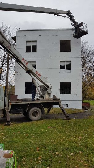 На петербургских художников написали заявление в полицию из-за рисунка с оленем на заброшенном здании