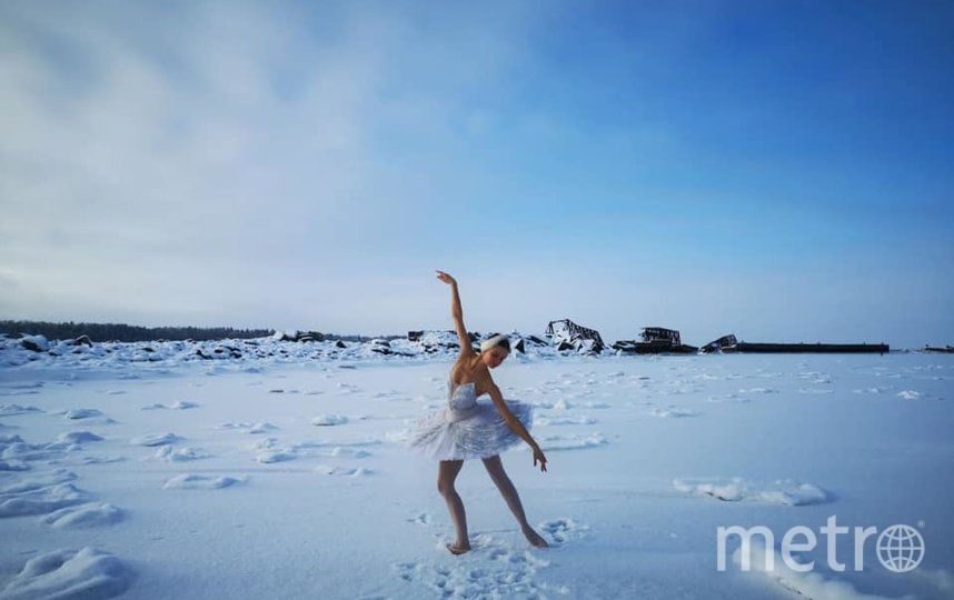 'Белый лебедь в бухте Батарейная': зачем балерина станцевала на льду Финского залива