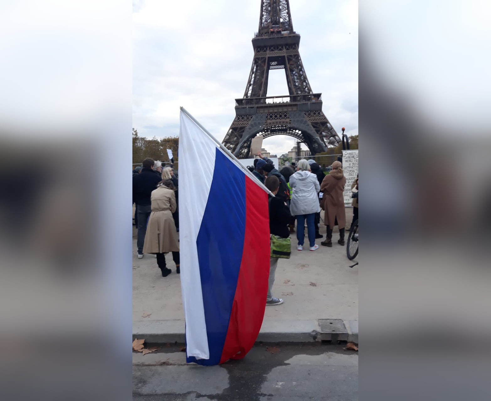 'Прозвучала правда': У Эйфелевой башни в Париже прошёл митинг солидарности с Донбассом