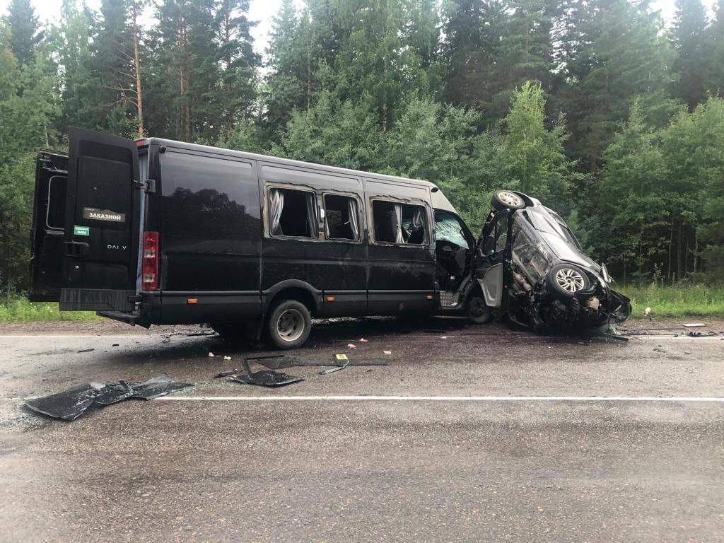 Два человека погибли, восемь ранены в ДТП с автобусом под Красноярском