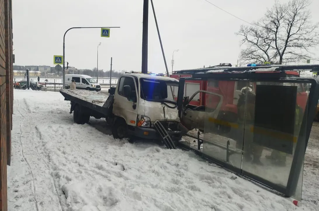 В Петербурге эвакуатор снёс мать с ребёнком и влетел в остановку