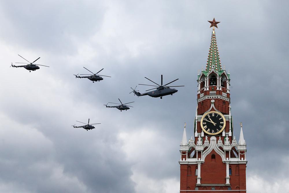 На Москву распыляют раствор, а для пожилых ввели комендантский час. Топ фейков о коронавирусе