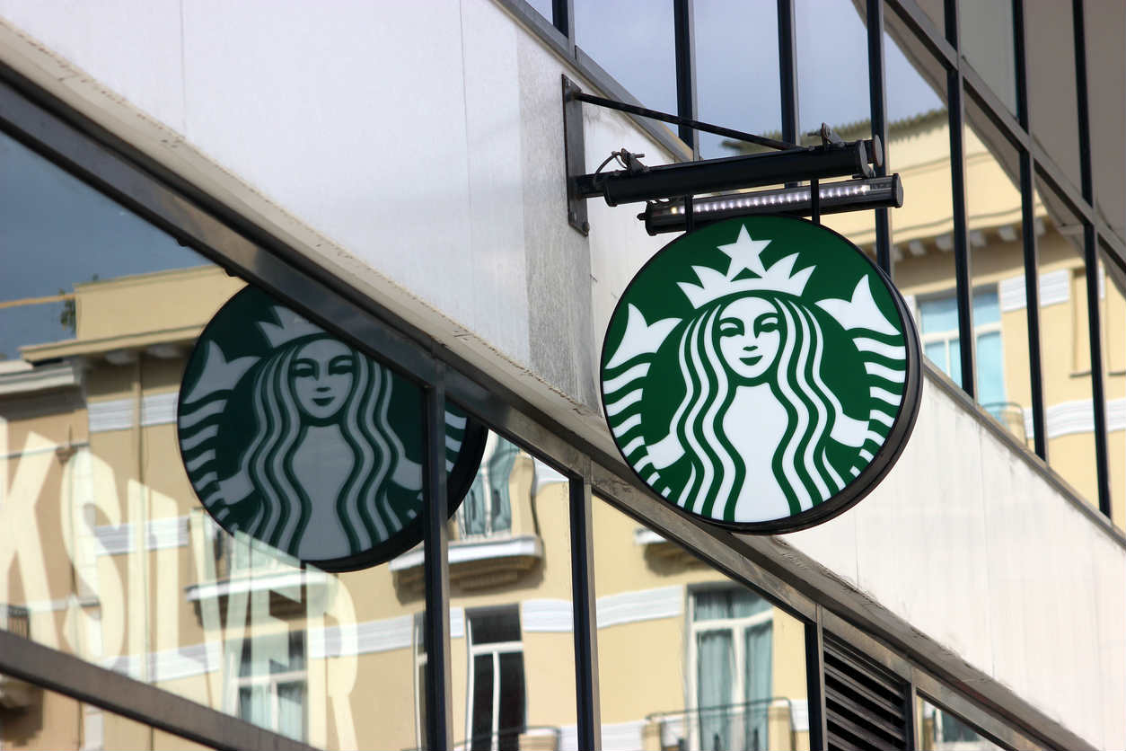 Starbucks советует брать кофе без молока, чтобы сократить углеродный след