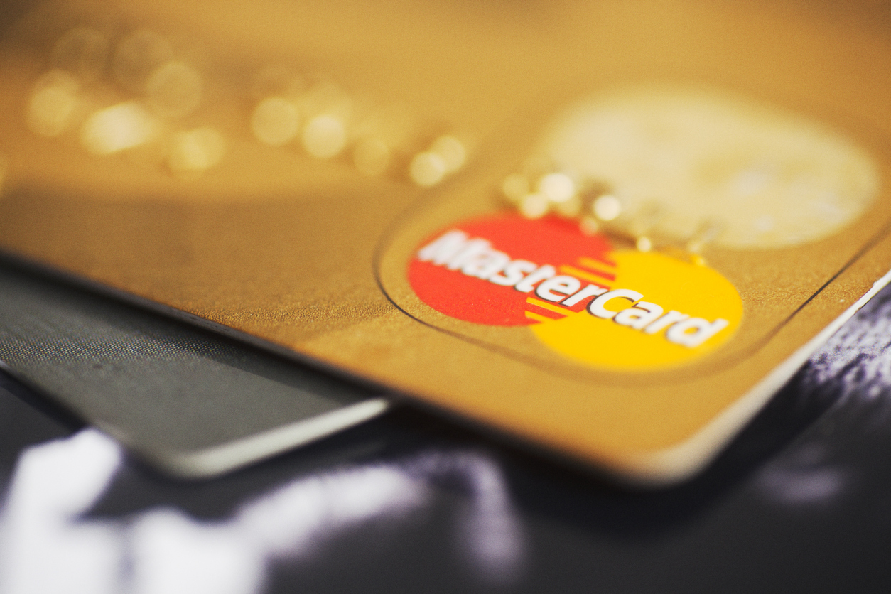 Mastercard начнет конвертировать валюту при оплате покупок картами в долларах и евро в день проведения операции