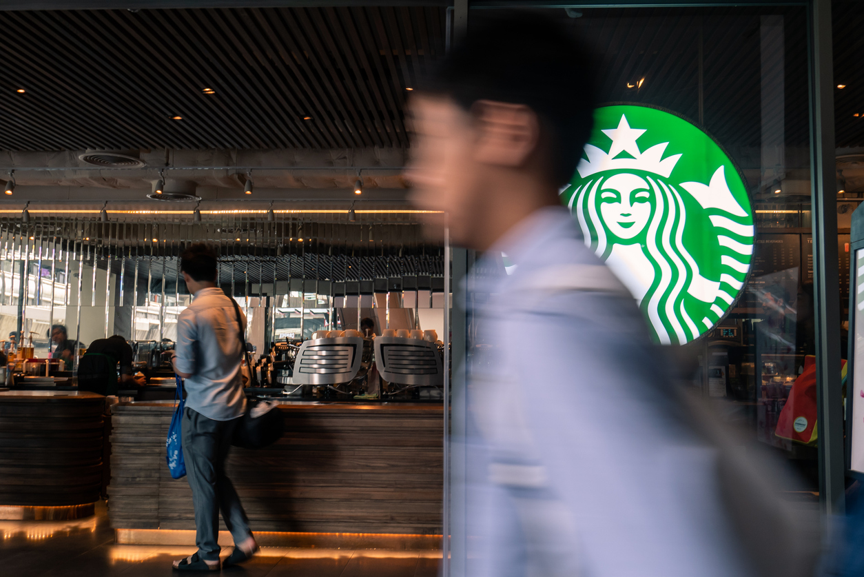 Женщина заразила коронавирусом 27 посетителей Starbucks. Спаслись только сотрудники в масках