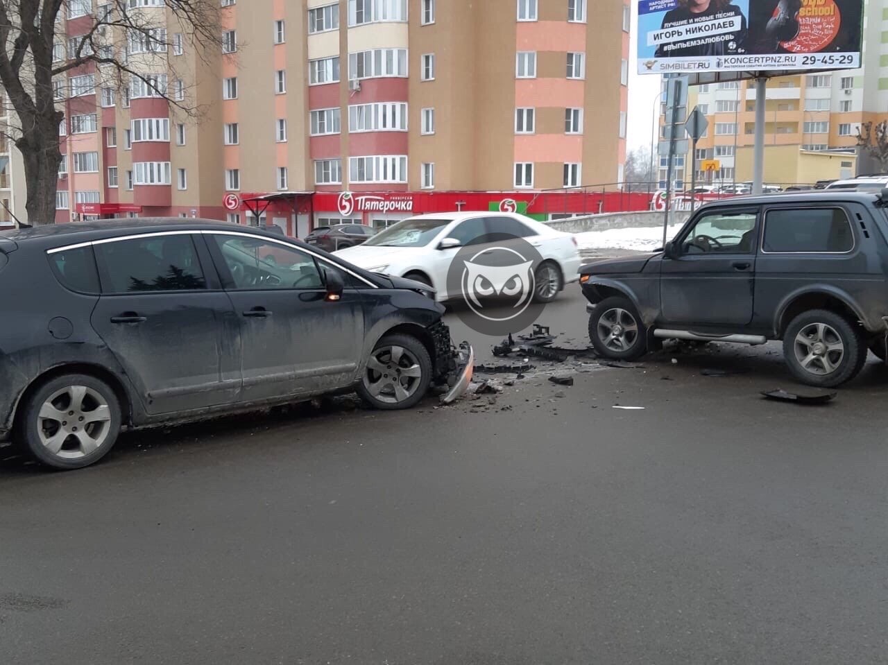 Лоб в лоб: в Пензе на перекрестке жестко столкнулись два авто