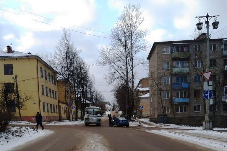 В Тверской области автоледи пострадала в столкновении автобуса и легковушки