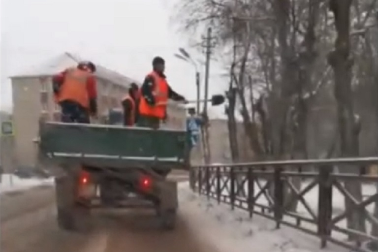 В Тверской области коммунальщики метали песок на тротуар из кузова трактора