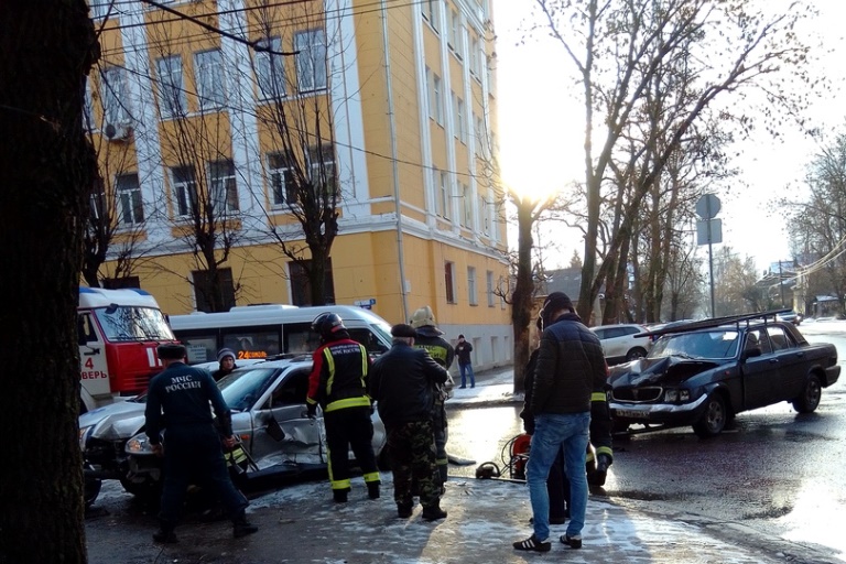 В Твери водитель легковушки оказался заблокирован в машине после ДТП