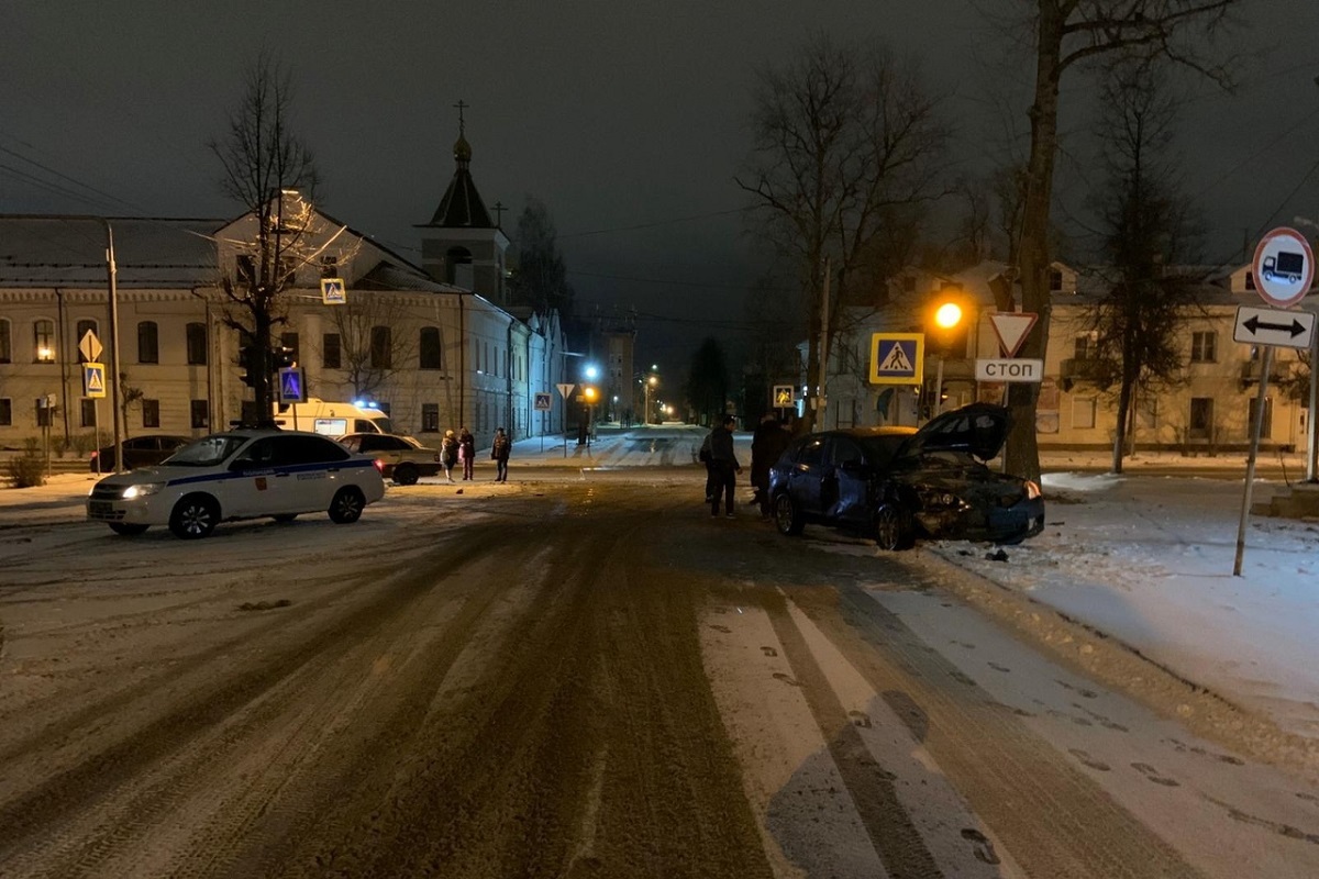 Две иномарки столкнулись ночью в Ржеве