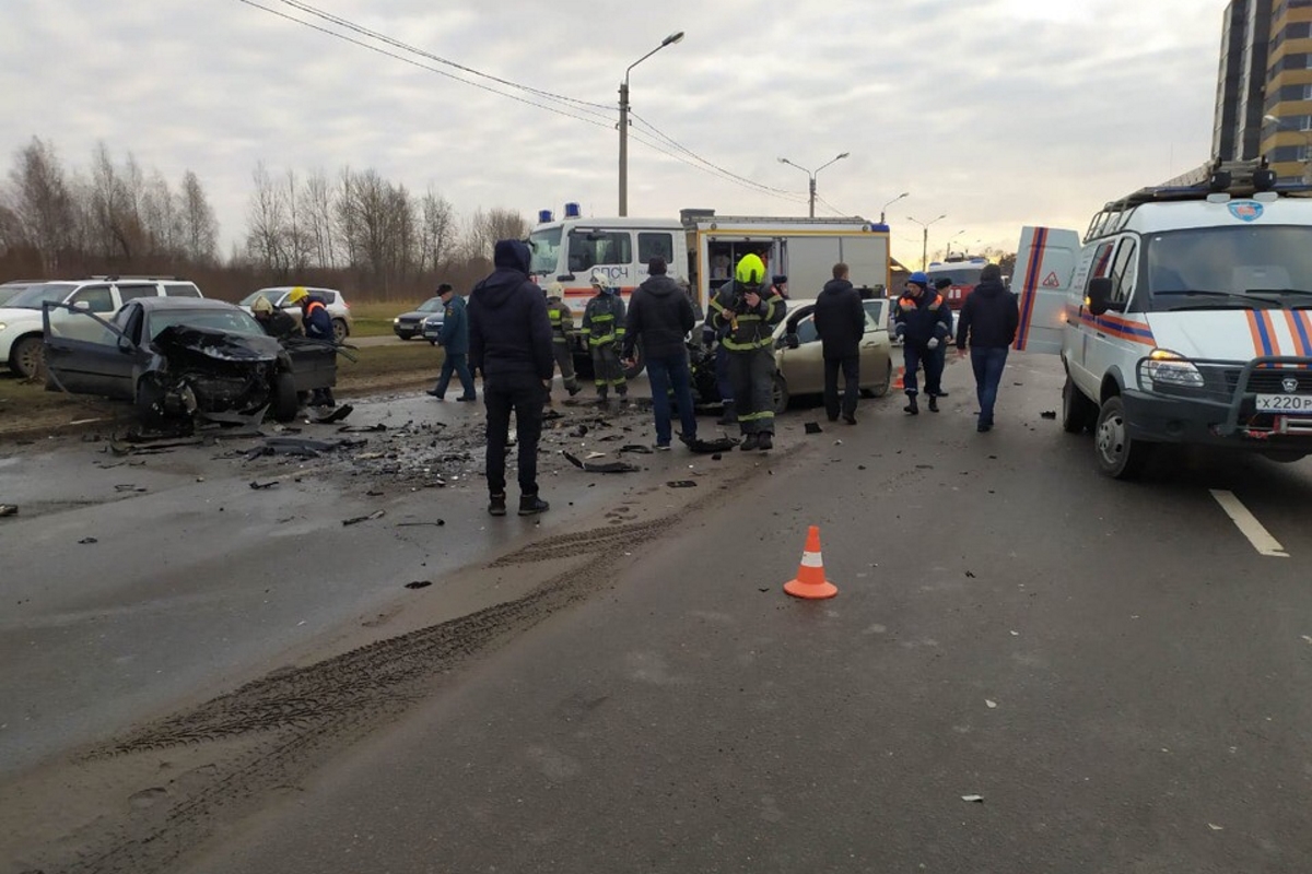 В лобовом ДТП в Твери погиб человек