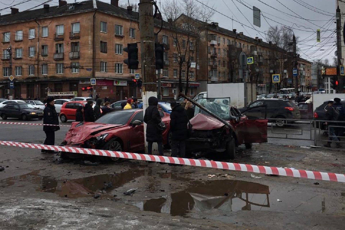 В Твери умер водитель после страшного ДТП на Волоколамке